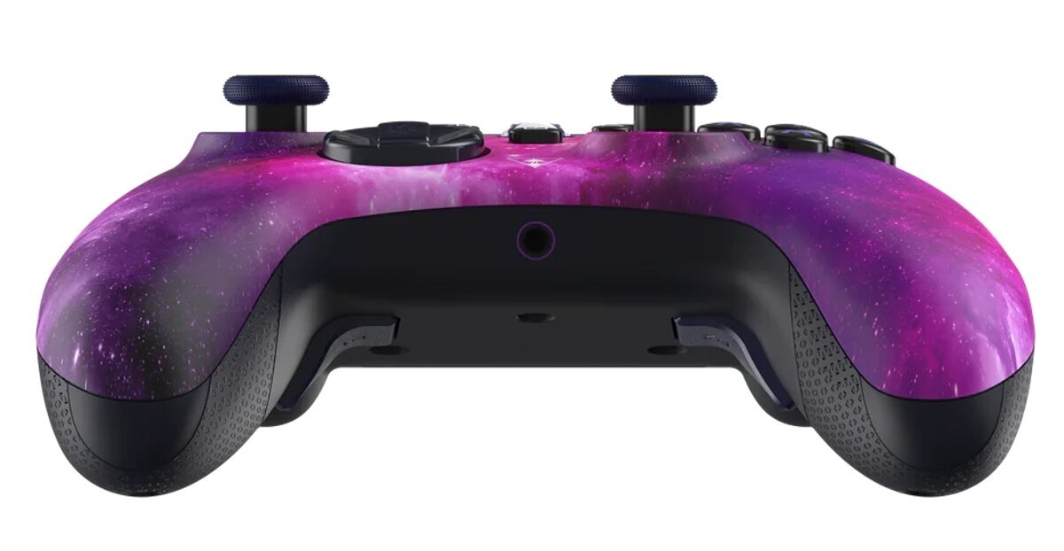 Fioletowy kontroler do gier z wzorem galaktyki, widok z góry, z przyciskami.