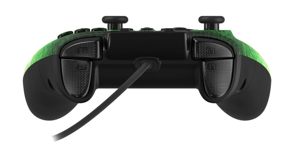Czarny i zielony gamepad z kablem, widok od dołu, na białej powierzchni.