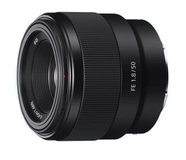 Czarny obiektyw na białym tle.