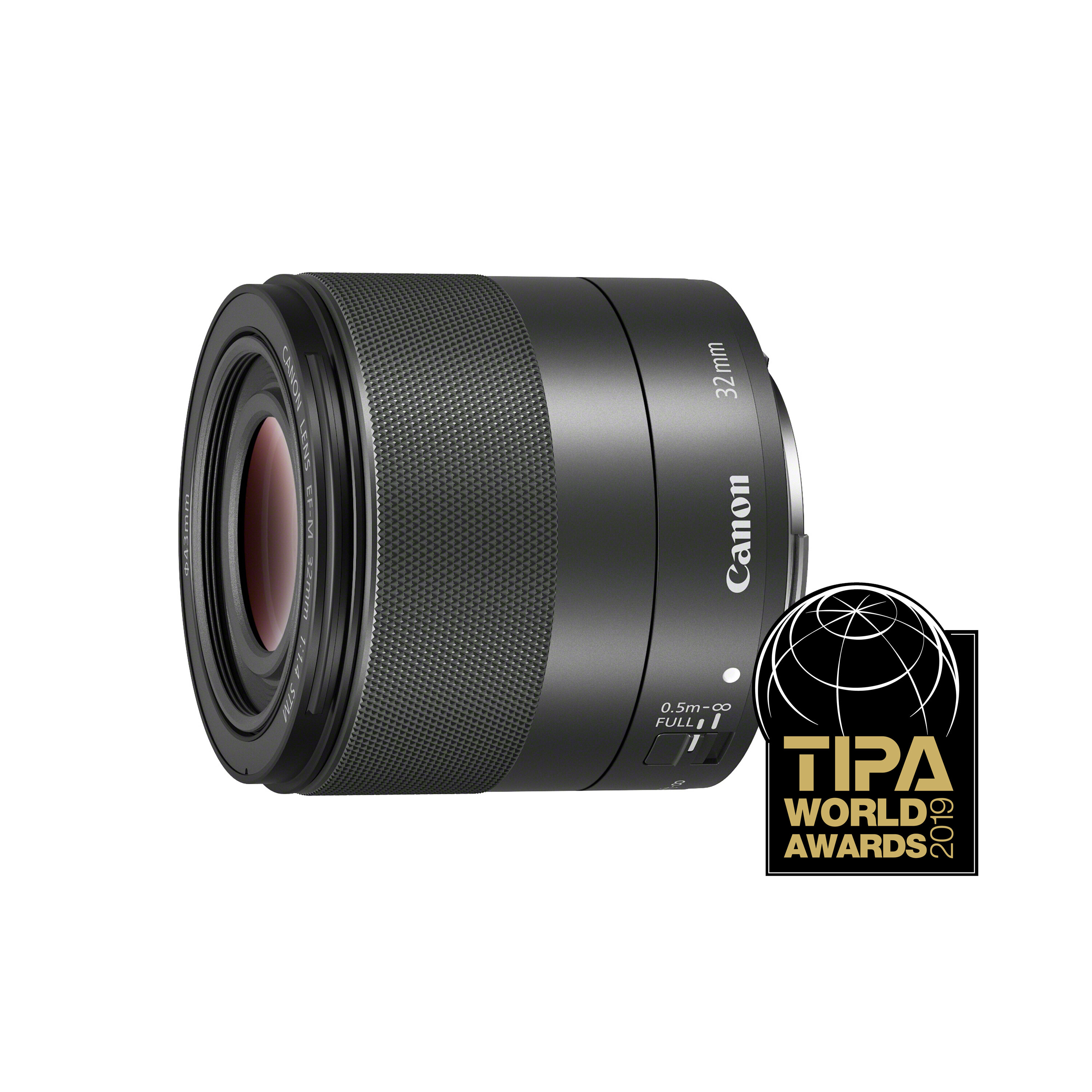Czarny obiektyw Canon 32mm z naklejką TIPA World Awards 2019. Marka Canon z boku.