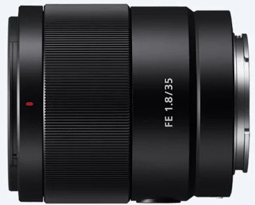 Czarny obiektyw aparatu z czerwoną kropką i oznaczeniami. Obiektyw jest cylindryczny.