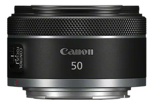 Czarny obiektyw Canon 50mm z kontrolą ostrości. Obiektyw znajduje się na białym tle.