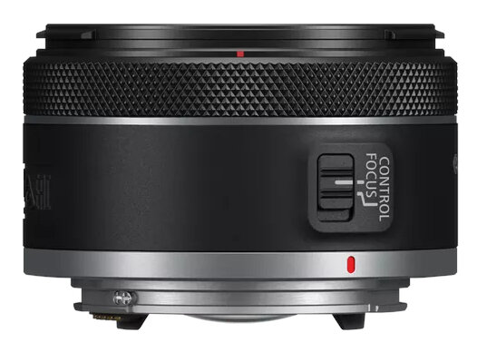 Czarny obiektyw aparatu ze srebrnymi i czerwonymi detalami. Posiada przełącznik ostrości.