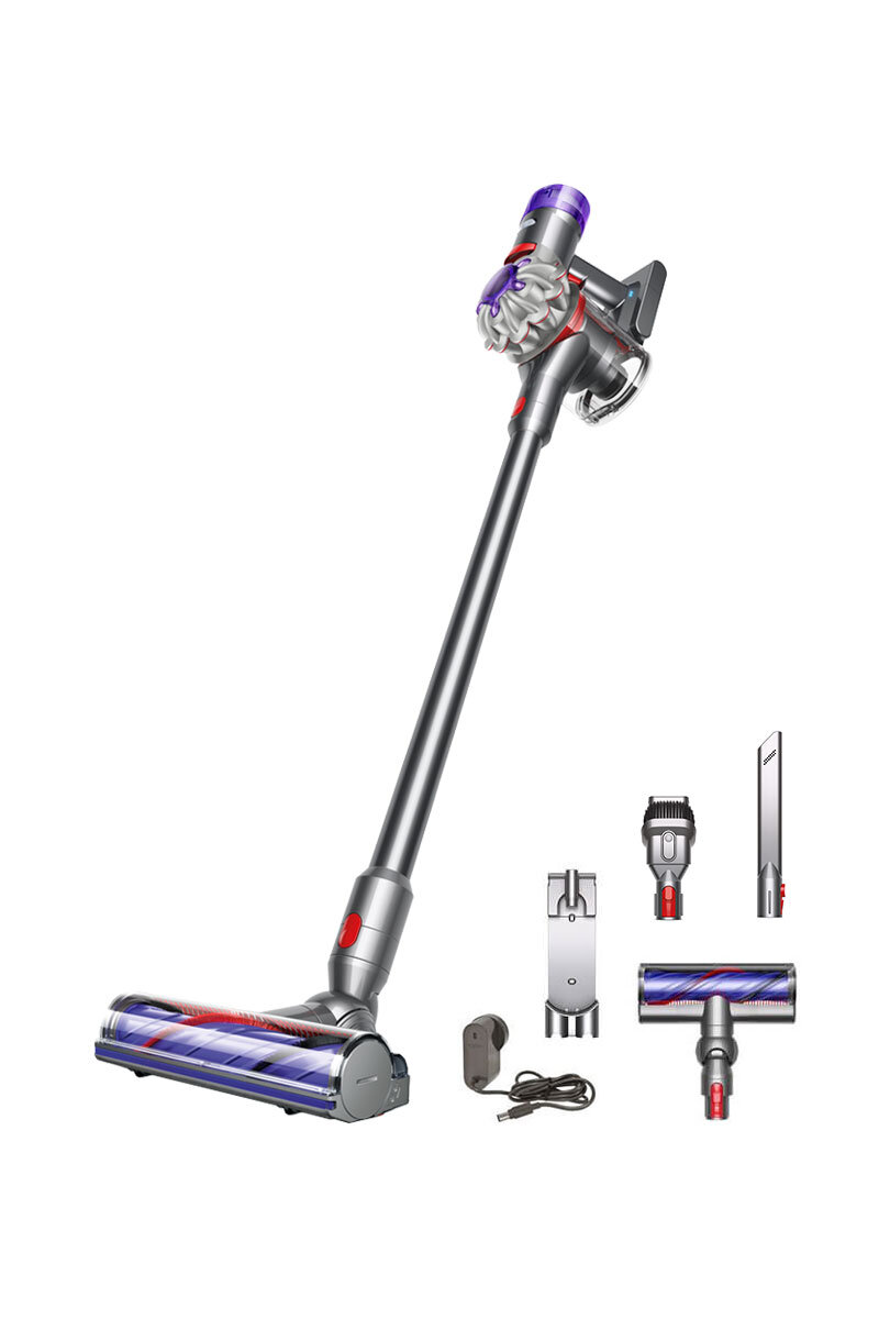 Srebrny i fioletowy odkurzacz Dyson z akcesoriami, na białym tle.