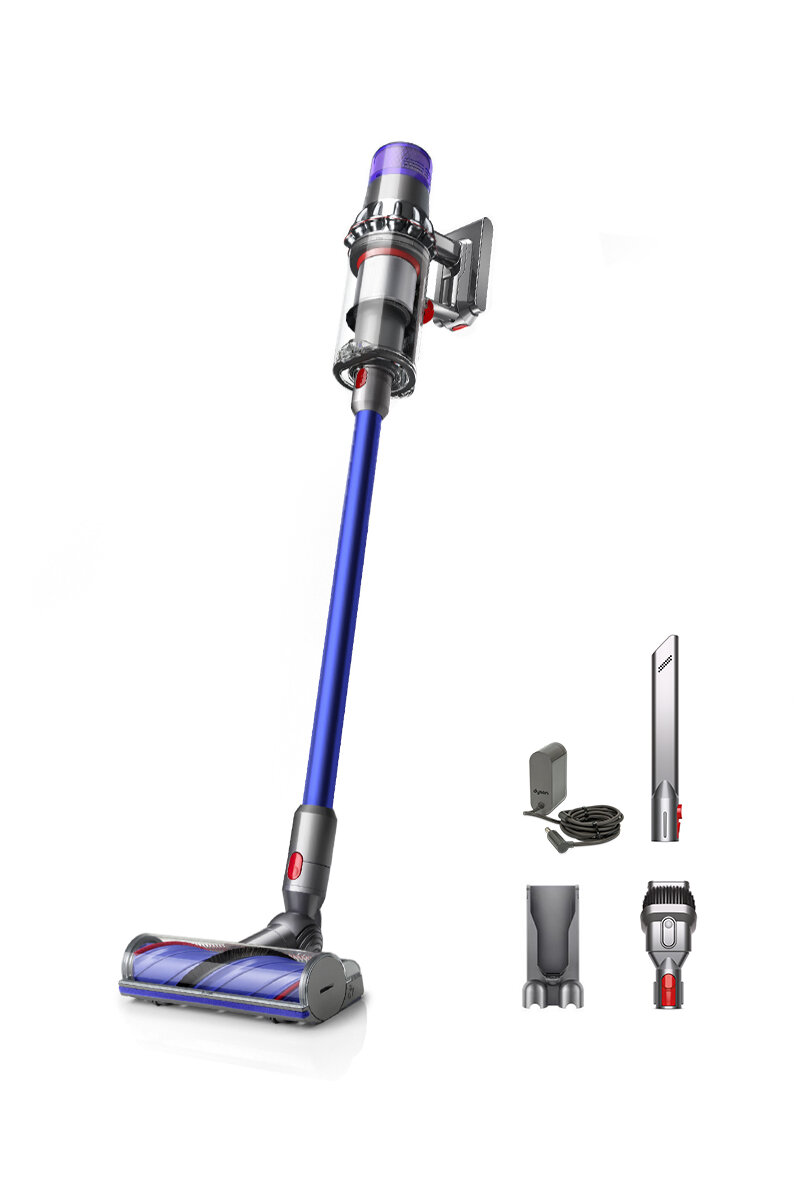 Odkurzacz bezprzewodowy Dyson. Niebieski uchwyt, srebrny korpus i akcesoria do czyszczenia na białym tle.