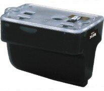 Czarny wkład atramentowy. Jest prostokątny z przezroczystym wierzchem. Tło jest białe.