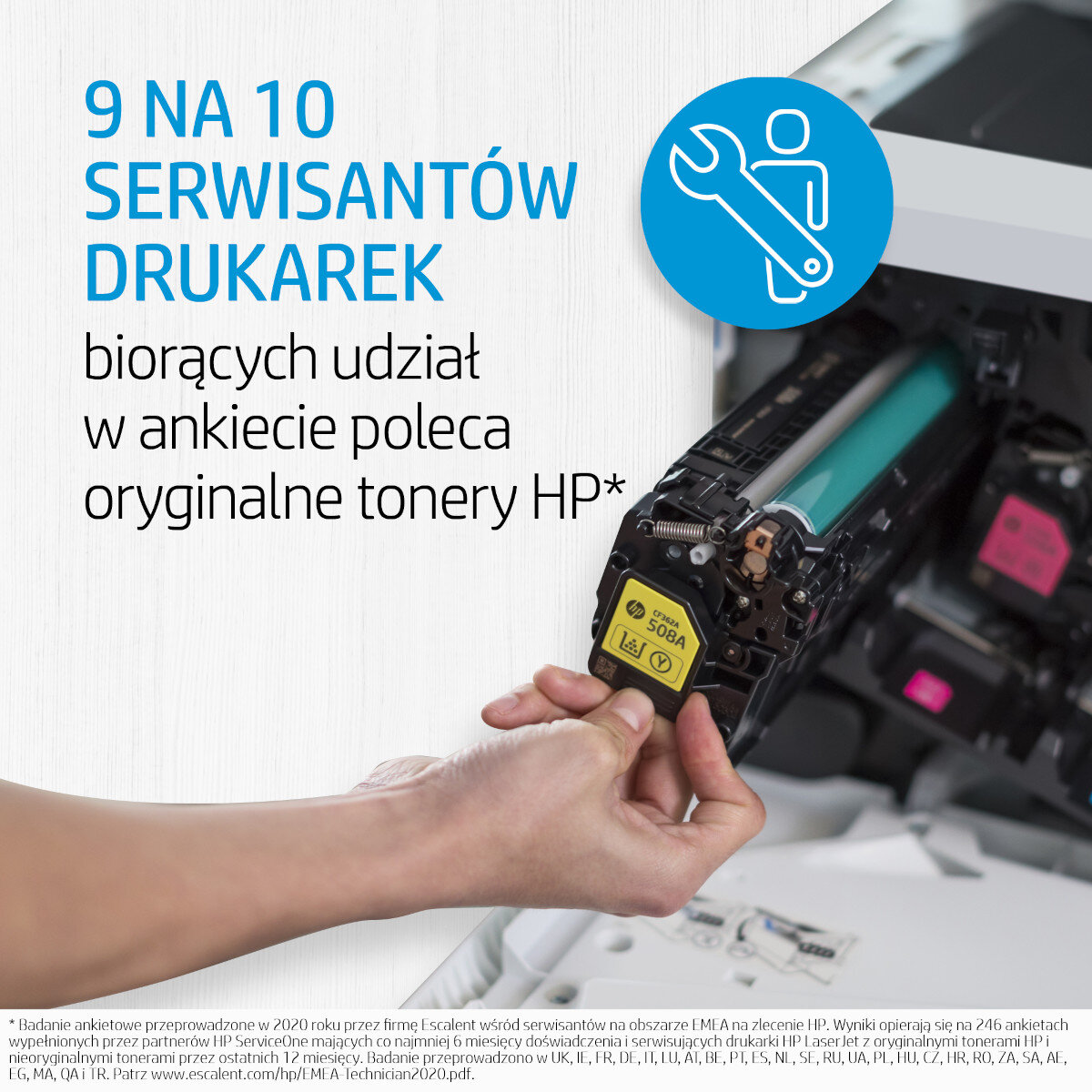 Zdjęcie przedstawiające osobę wymieniającą wkład z tonerem do drukarki HP. Tekst o oryginalnych tonerach HP.