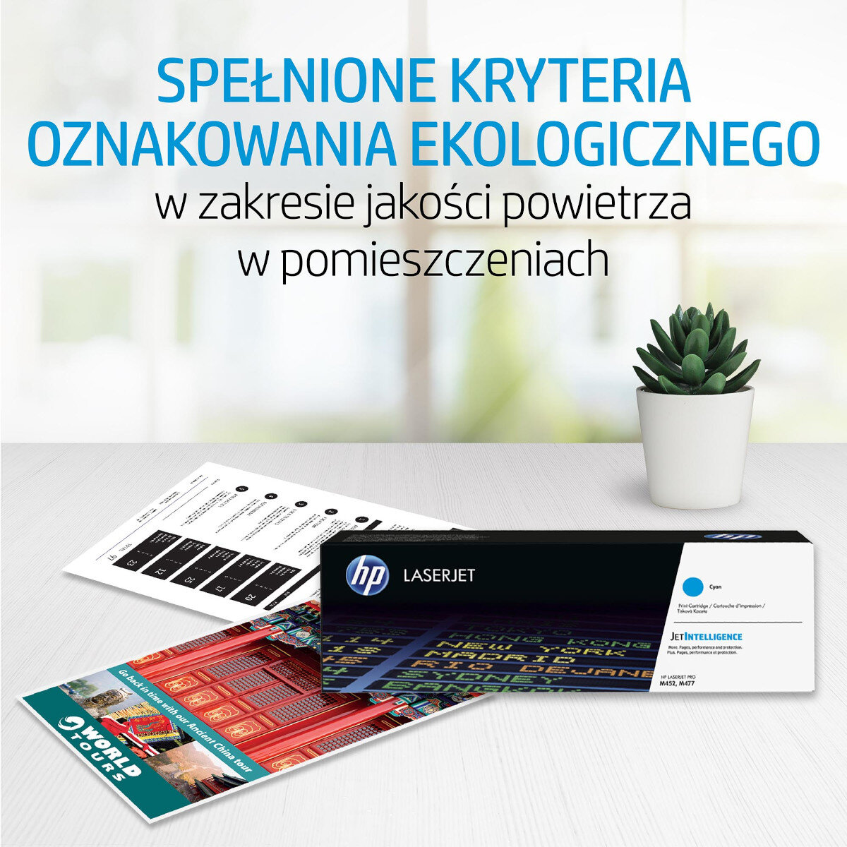 Biurko z tekstem, małą rośliną i niebieskim pudełkiem z wkładami atramentowymi.