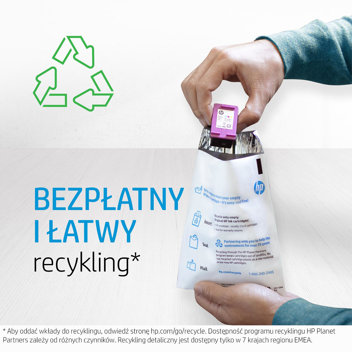 Ręka trzymająca fioletowy wkład atramentowy z tekstem o łatwym recyklingu i torbie do recyklingu.