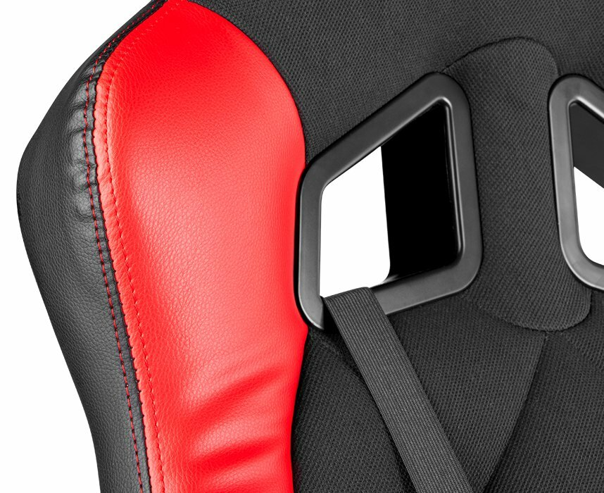 Zbliżenie czerwonego i czarnego fotela wyścigowego, ze szwami i pasem.