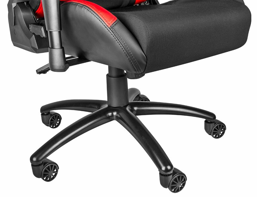Zbliżenie czarnej podstawy fotela gamingowego z kółkami i czerwono-czarnym oparciem.