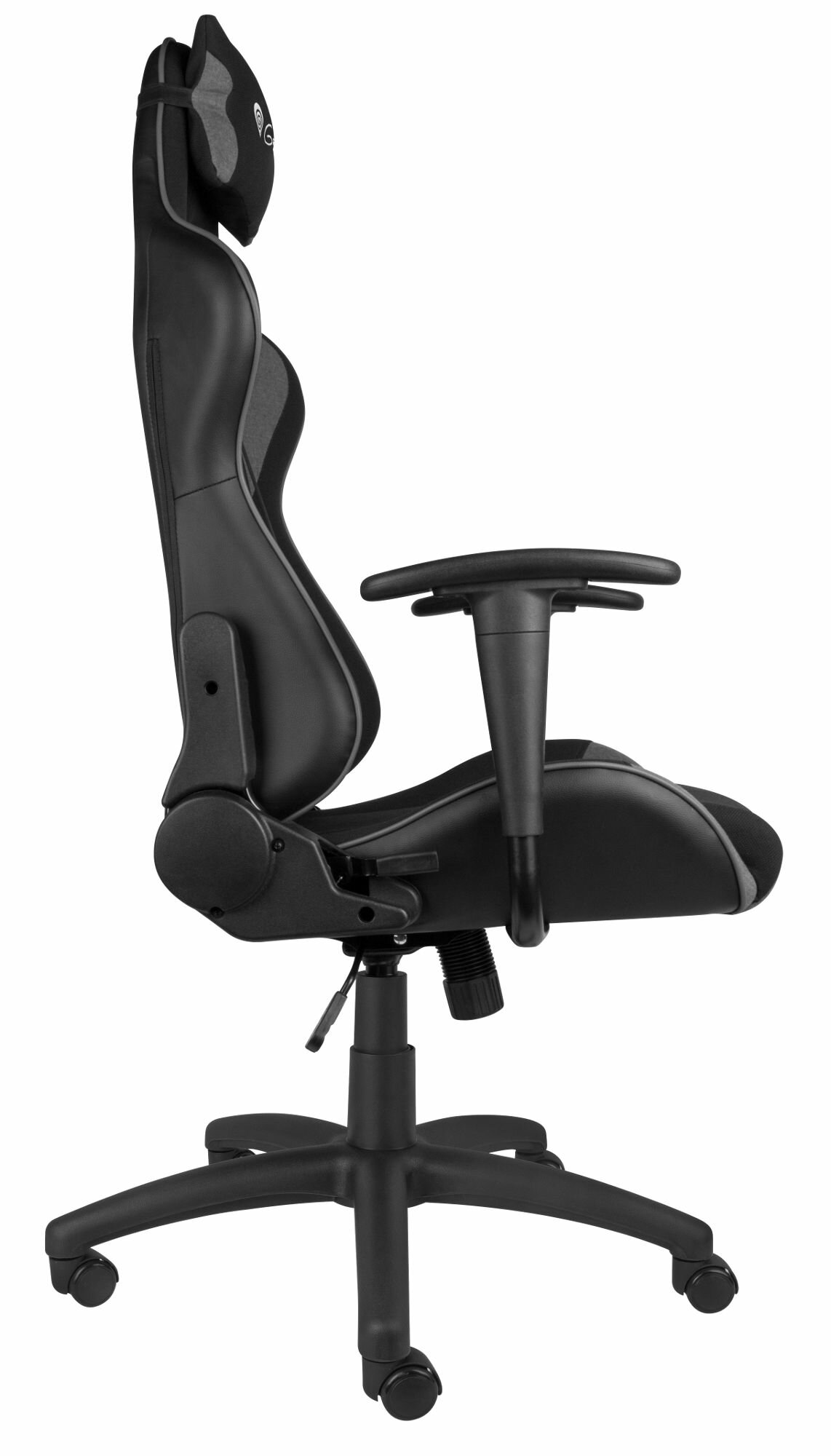 Czarny fotel gamingowy z profilu. Posiada zagłówek, podłokietniki i pięcioramienną podstawę z kółkami.