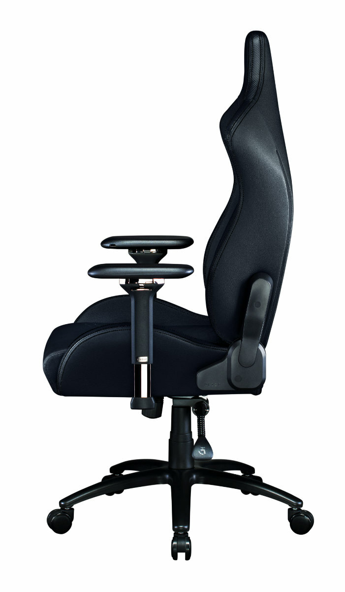 Czarny fotel biurowy. Krzesło widać z boku, z wysokim oparciem i podłokietnikami.