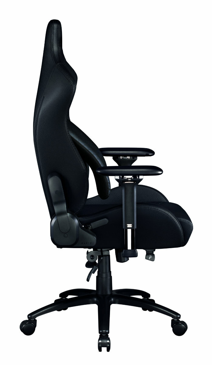 Czarny fotel gamingowy w widoku z profilu. Ma wysokie oparcie i ergonomiczny design.