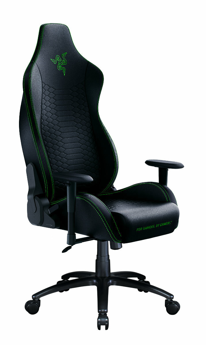 Czarny i zielony fotel gamingowy z logo Razer, podłokietnikami i kółkami na białym tle.