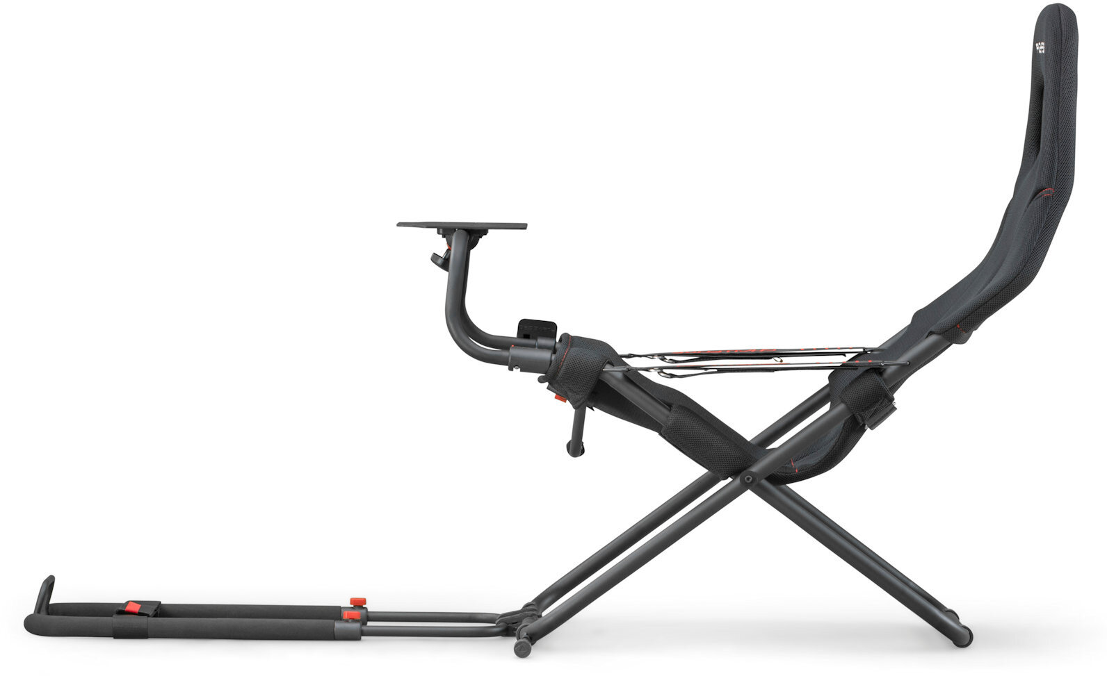 Czarny i szary fotel gamingowy ze stolikiem, na białym tle.