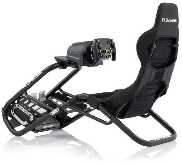 Czarny i srebrny fotel symulatora wyścigów z kierownicą i pedałami, na białym tle.