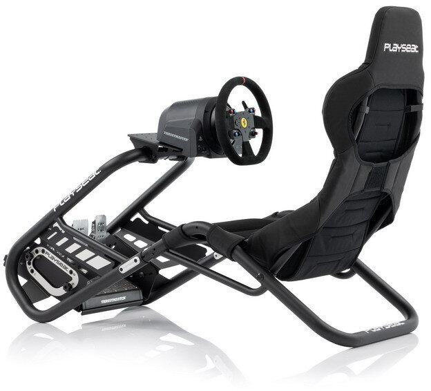 Czarny fotel wyścigowy z kierownicą i pedałami. Siedzisko zamontowane jest na czarnej ramie.