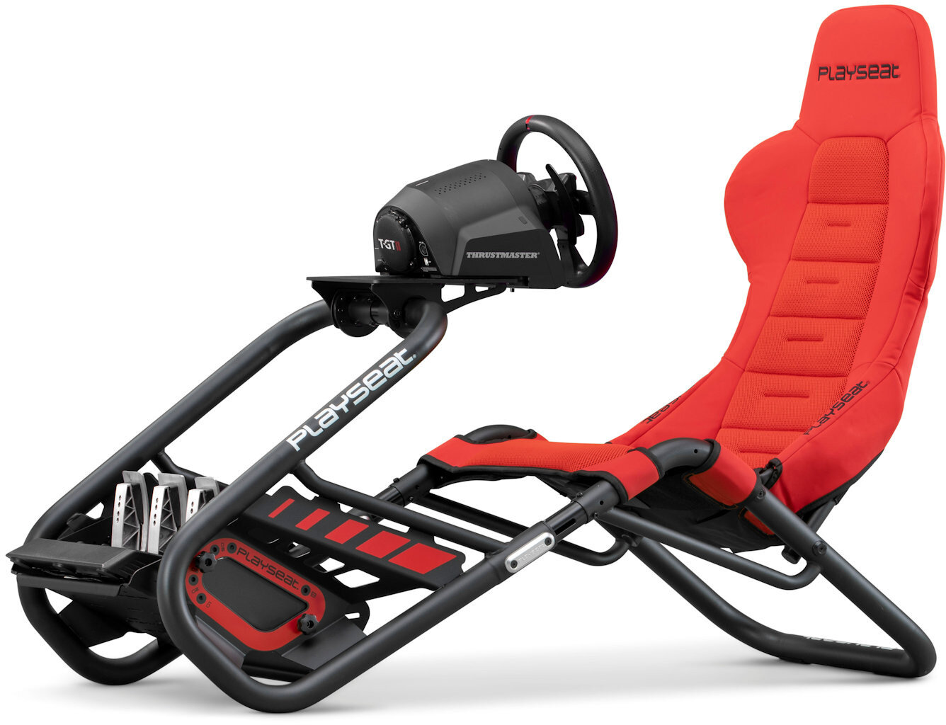 Czerwony fotel wyścigowy Playseat z kierownicą i pedałami.