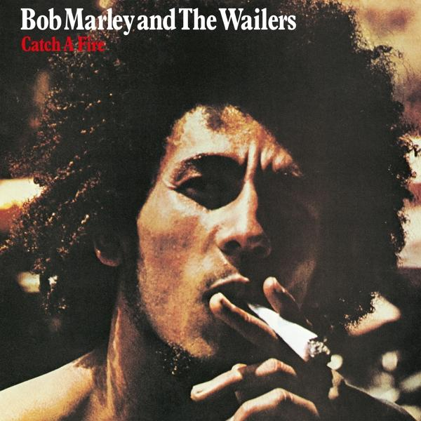 Bob Marley cigarettázik, a 'Catch A Fire' album címével felette.