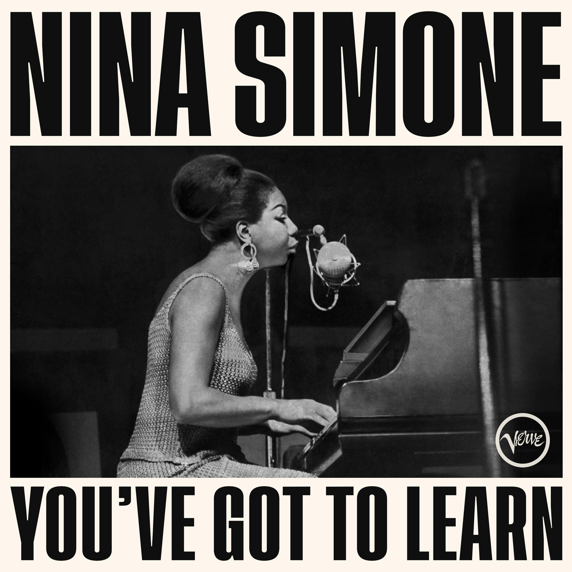 Nina Simone zongorázik és mikrofonba énekel. Szöveg: YOU'VE GOT TO LEARN.