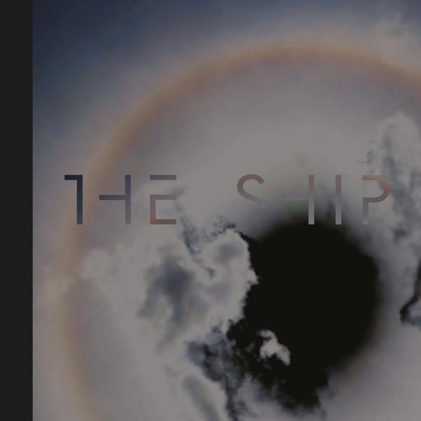Felhős égbolt absztrakt műve, szivárványszerű glóriával és a szöveggel: THE SHIP.