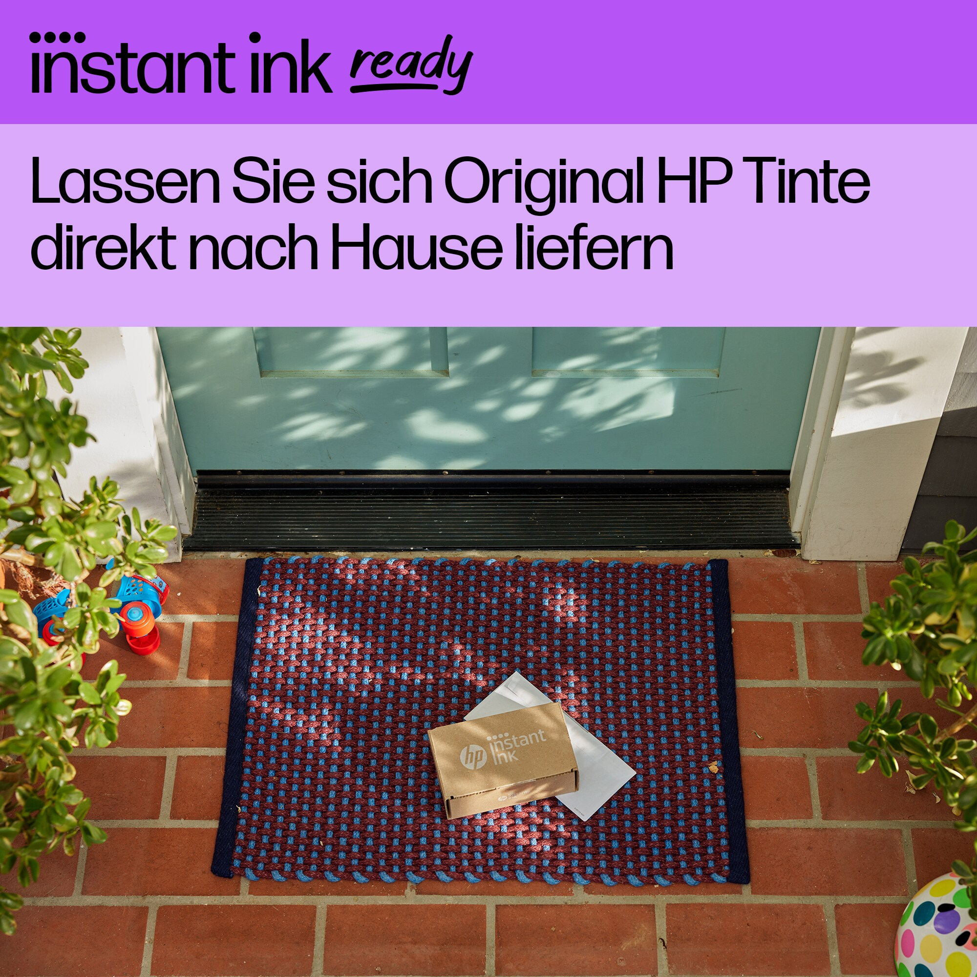 Eine Schachtel mit HP-Tinte auf einer Fußmatte.