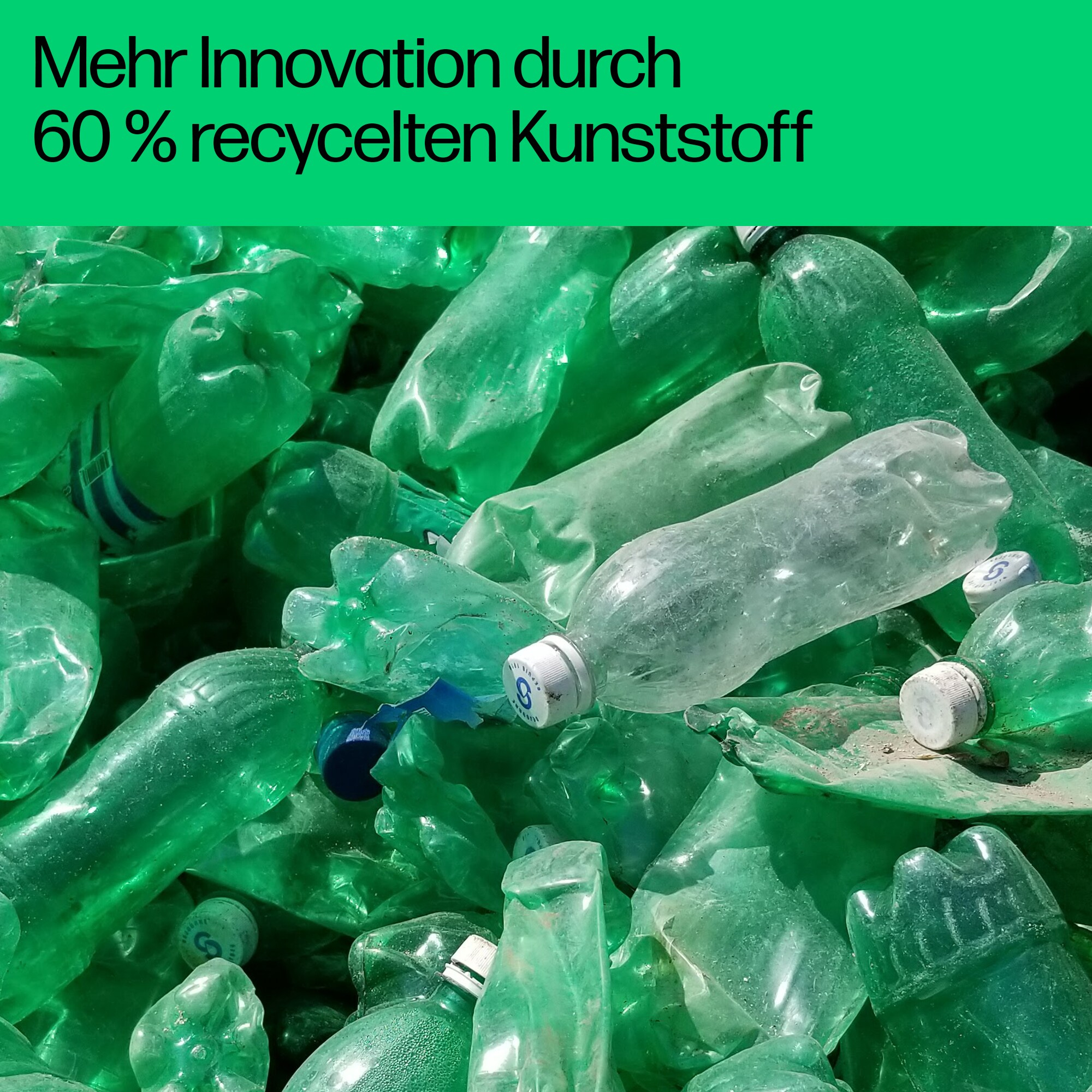 Ein Haufen grüner Plastikflaschen. Text: Mehr Innovation durch 60% recyceltem Kunststoff.