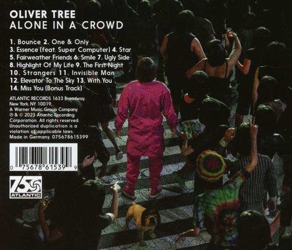 Az Oliver Tree album hátulja, a számlista és a tömeg látható.