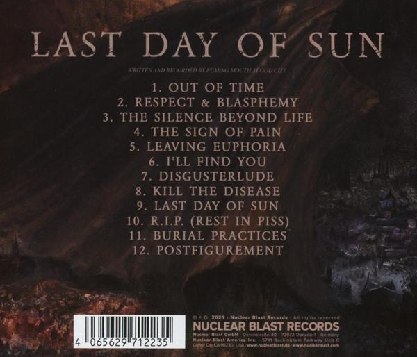 Ein Musikalbumcover mit dunklem Hintergrund und Text, mit einer Liste von Songtiteln.