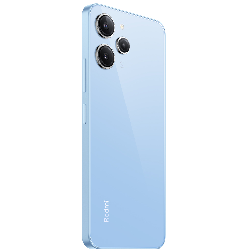 Üç kamerası ve Redmi logosu olan, arkadan görünüşü açık mavi bir akıllı telefon.
