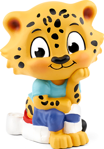 Eine Cartoon-Leopardenjungfigur, blaues Hemd, sitzend, Hand am Kinn, lächelnd.