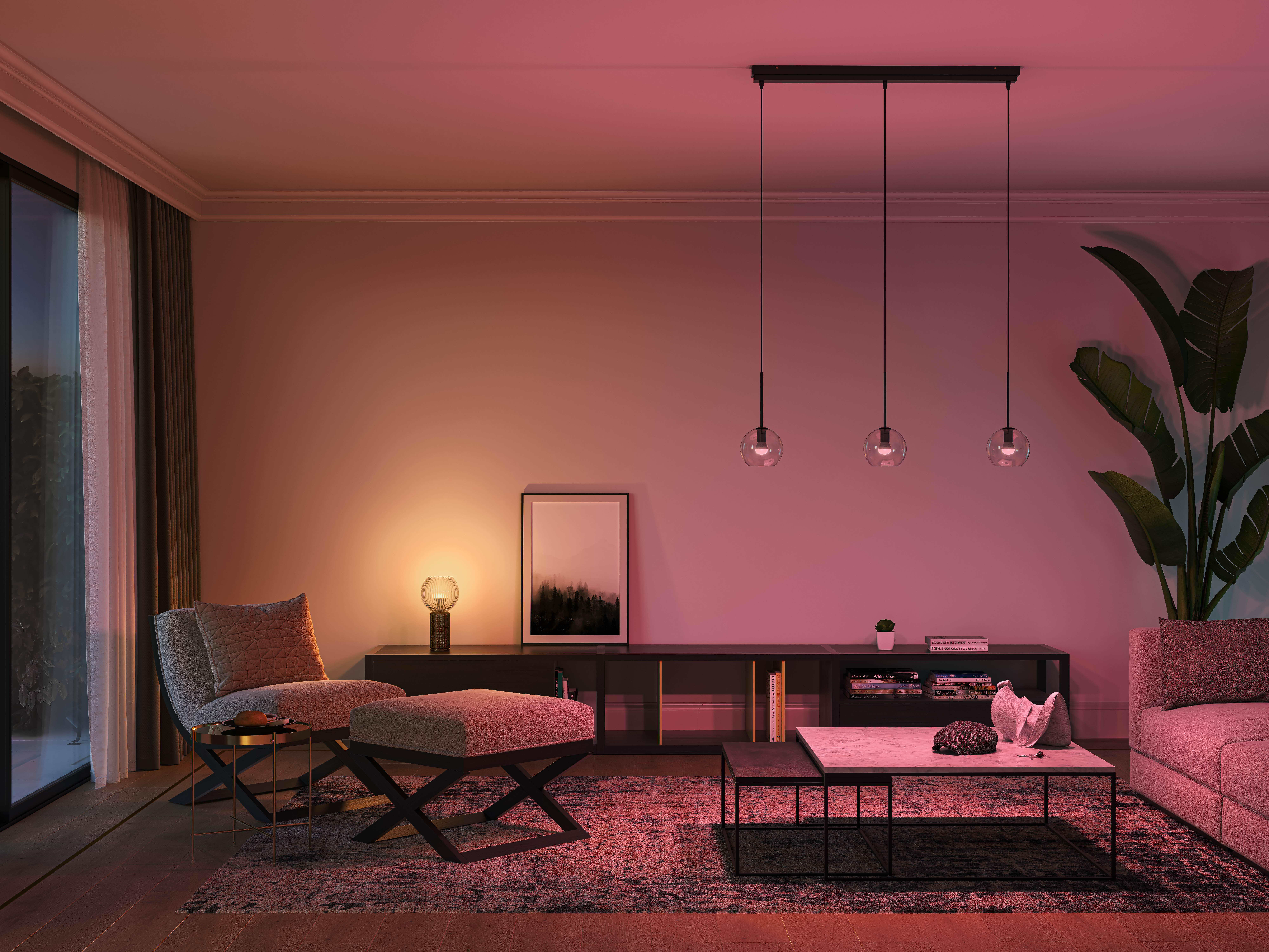 Wohnzimmer mit Sofa, Lampen und Schrank.