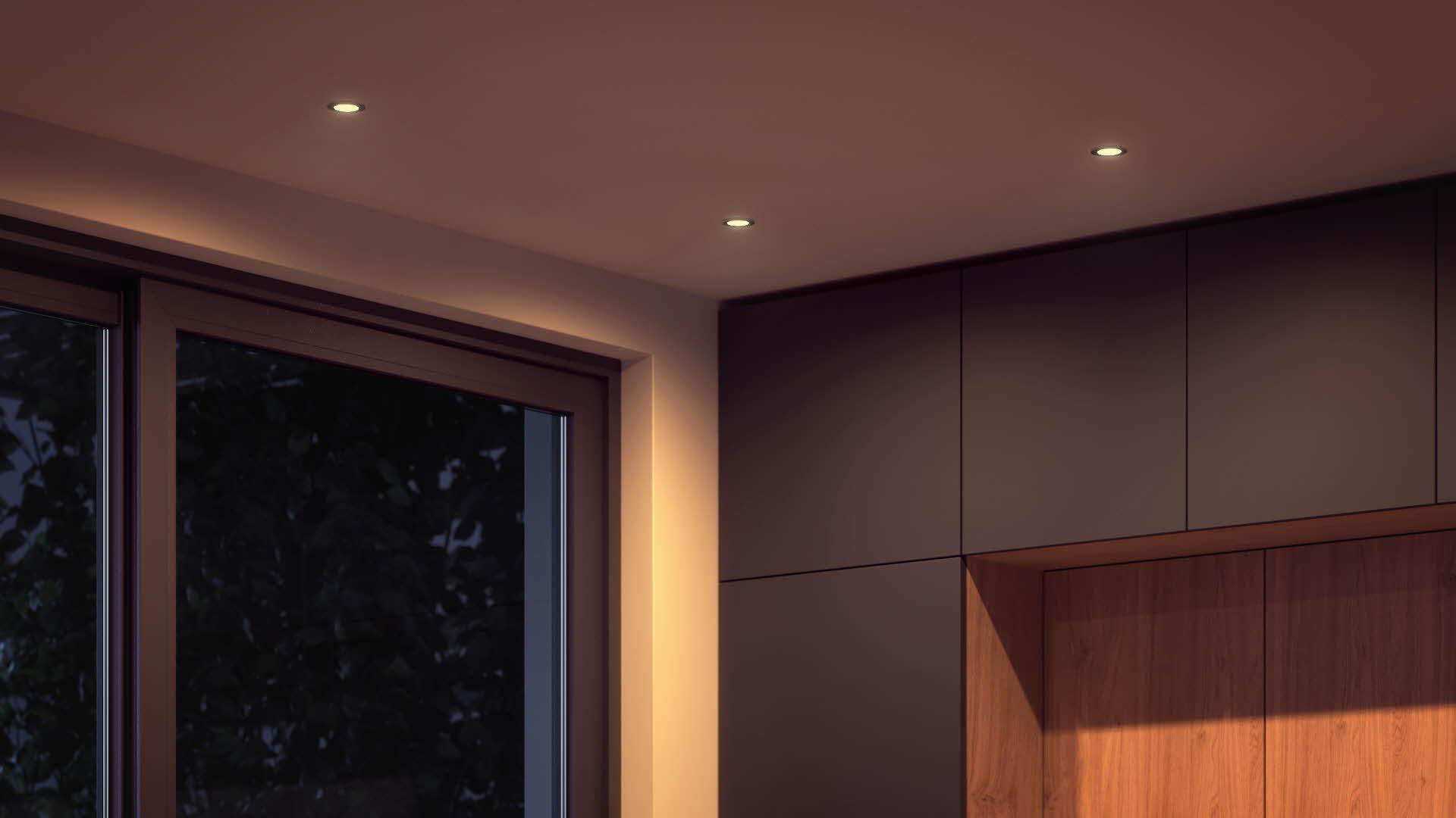 Drei Einbauleuchten sind in der Decke einer modernen Küche installiert.