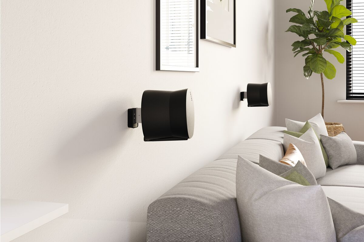 Zwei schwarze Lautsprecher an einer weißen Wand montiert.