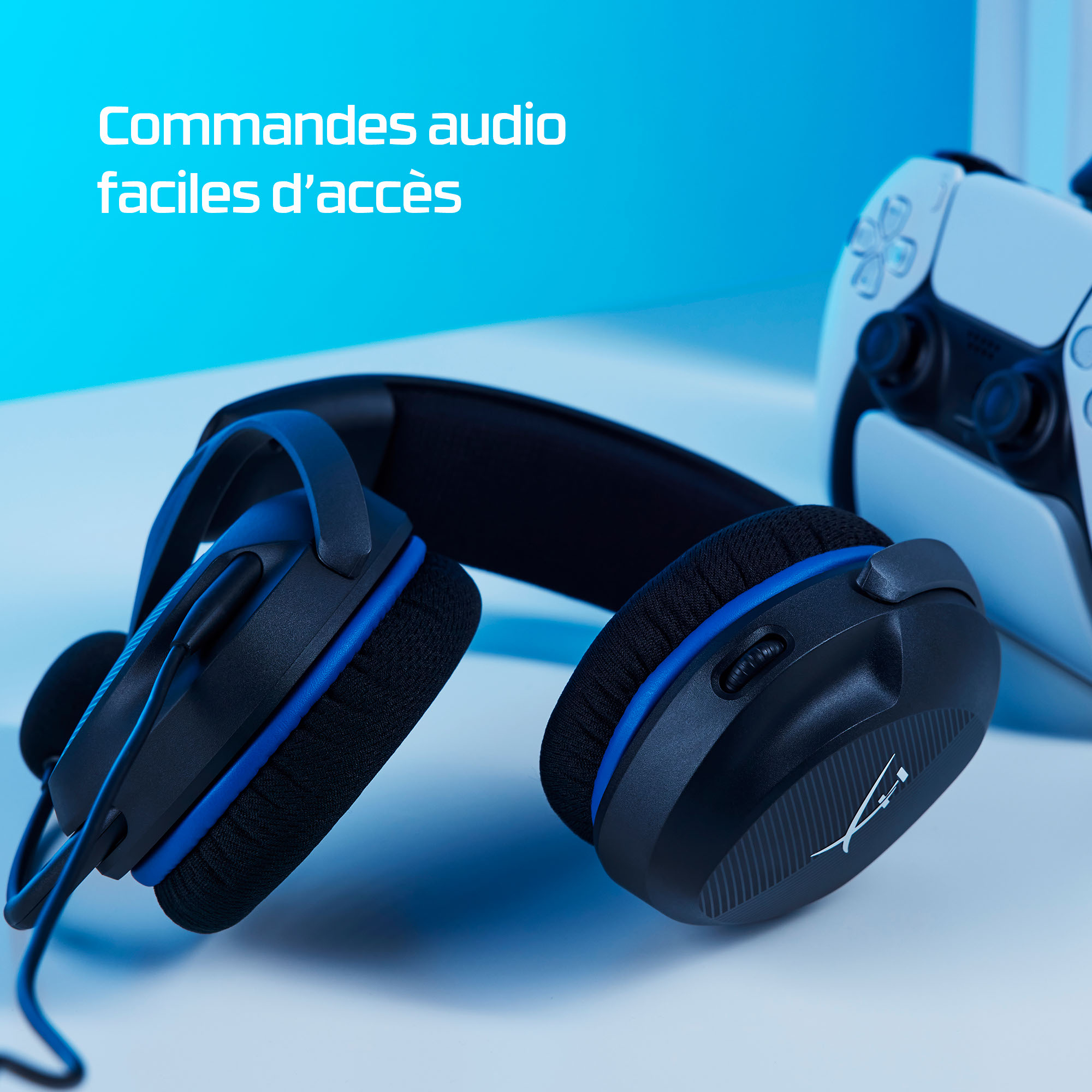 Kopfhörer mit blauen Akzenten und PlayStation 5 Controller, Nahaufnahme.