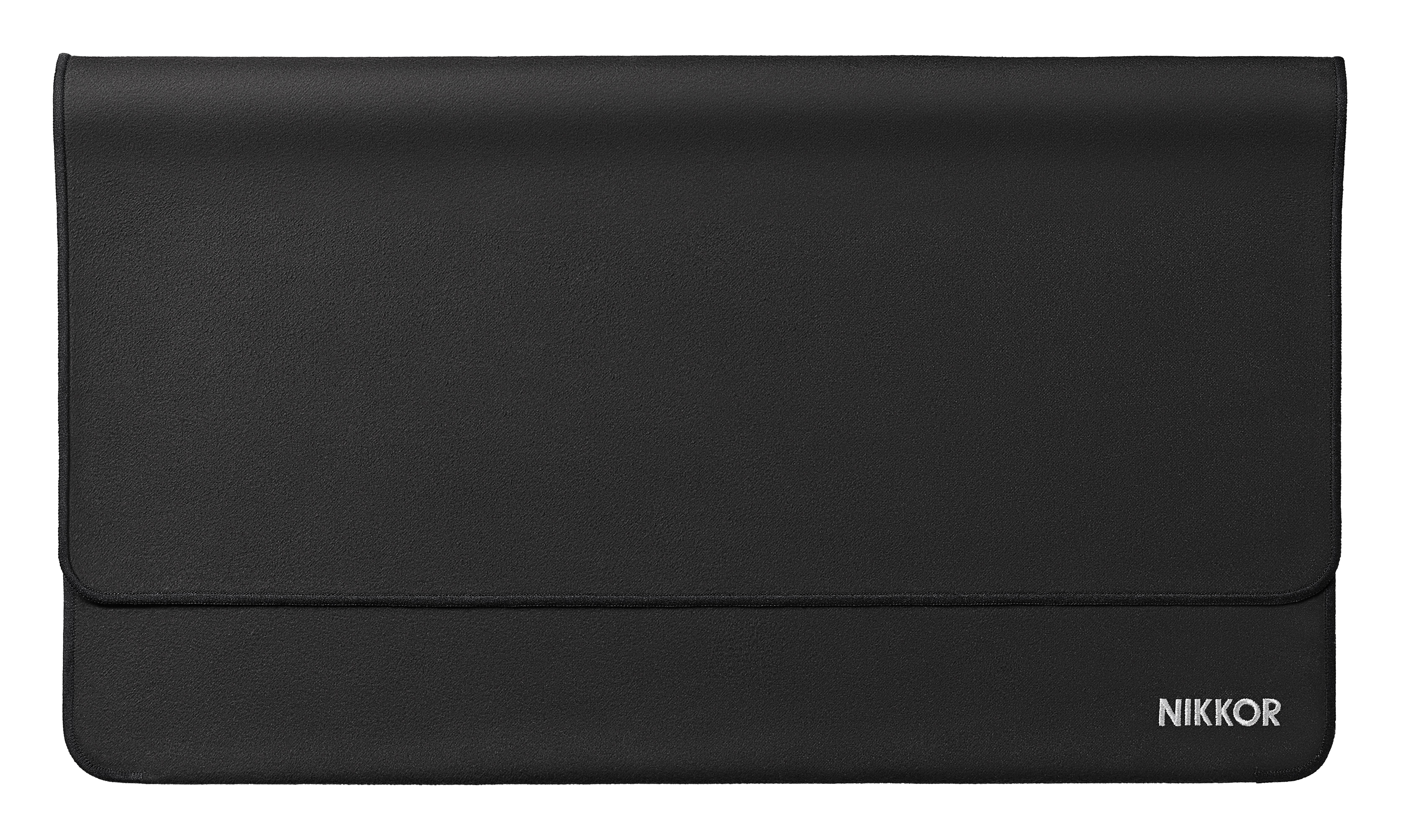 Schwarzes Rechteck, eine Kameraobjektivtasche, mit 'NIKKOR' in Weiß unten rechts.