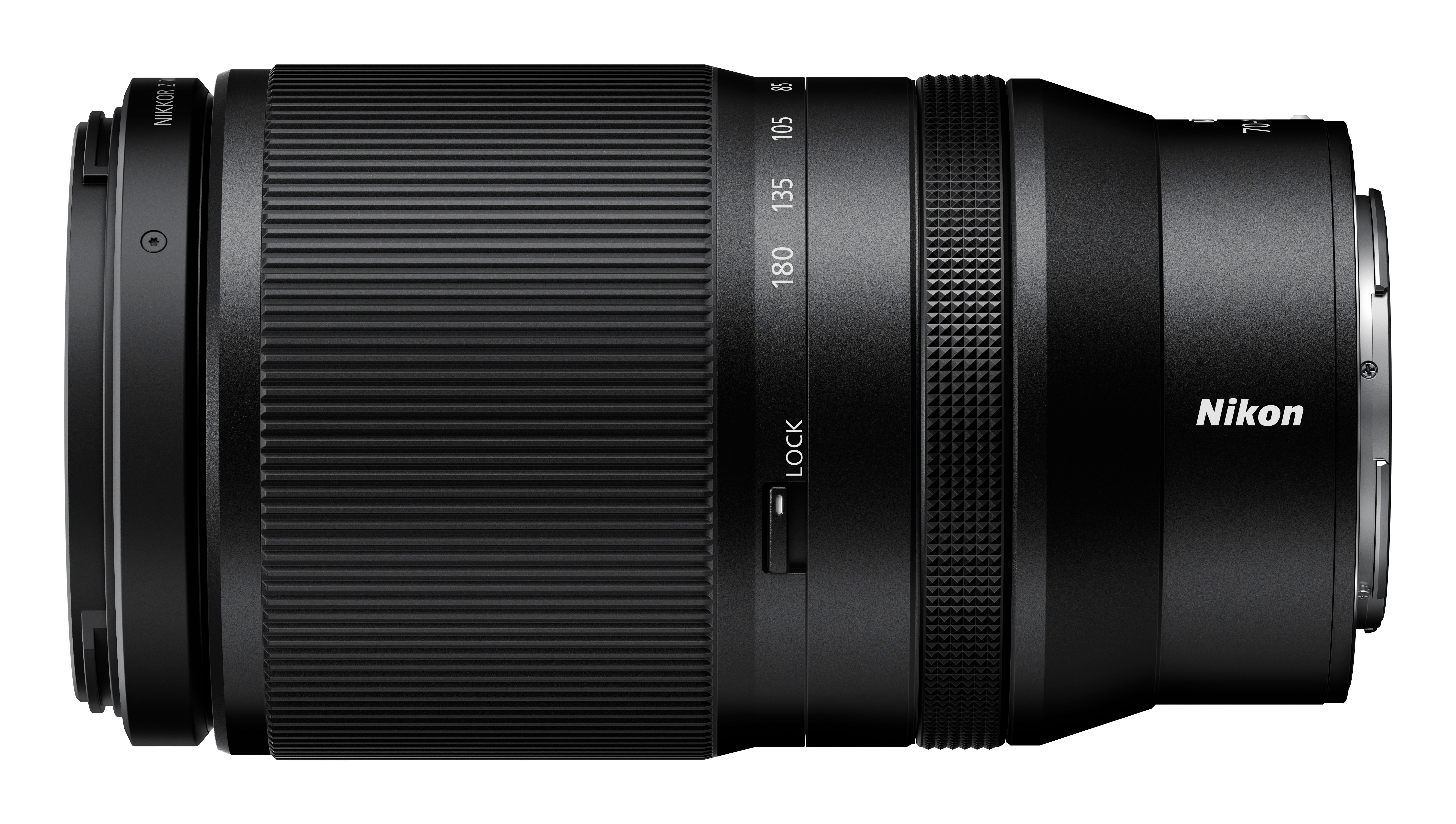 Schwarzes Kameraobjektiv mit Markierungen, Marke Nikon, isoliert vor weißem Hintergrund.