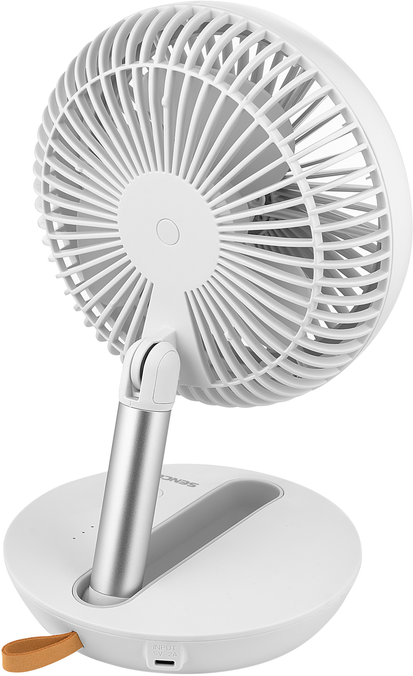 Fehér hordozható ventilátor ezüst alappal, állítható fejjel és barna pánttal.