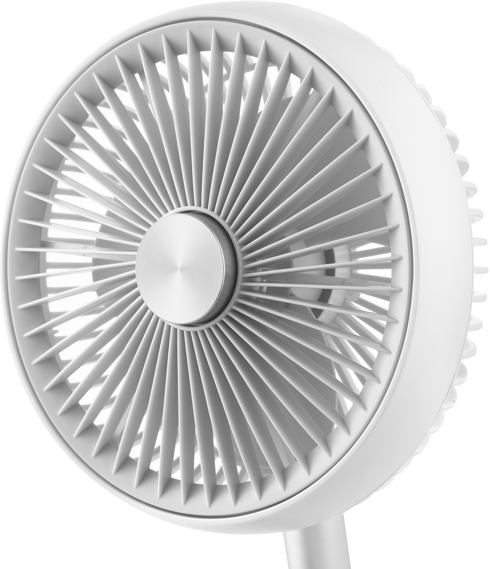 Fehér ventilátor sok pengével. Ezüst középpont, fehér alap, közeli nézet.