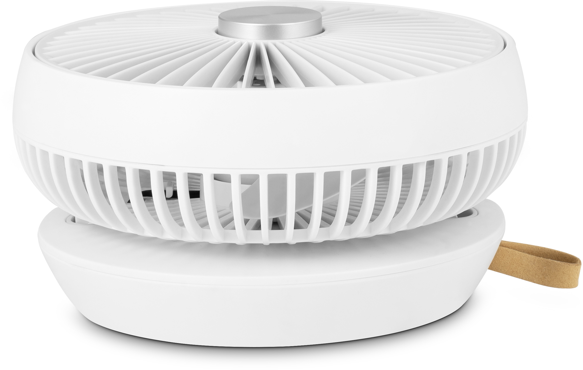 Fehér hordozható ventilátor barna bőr fogantyúval.