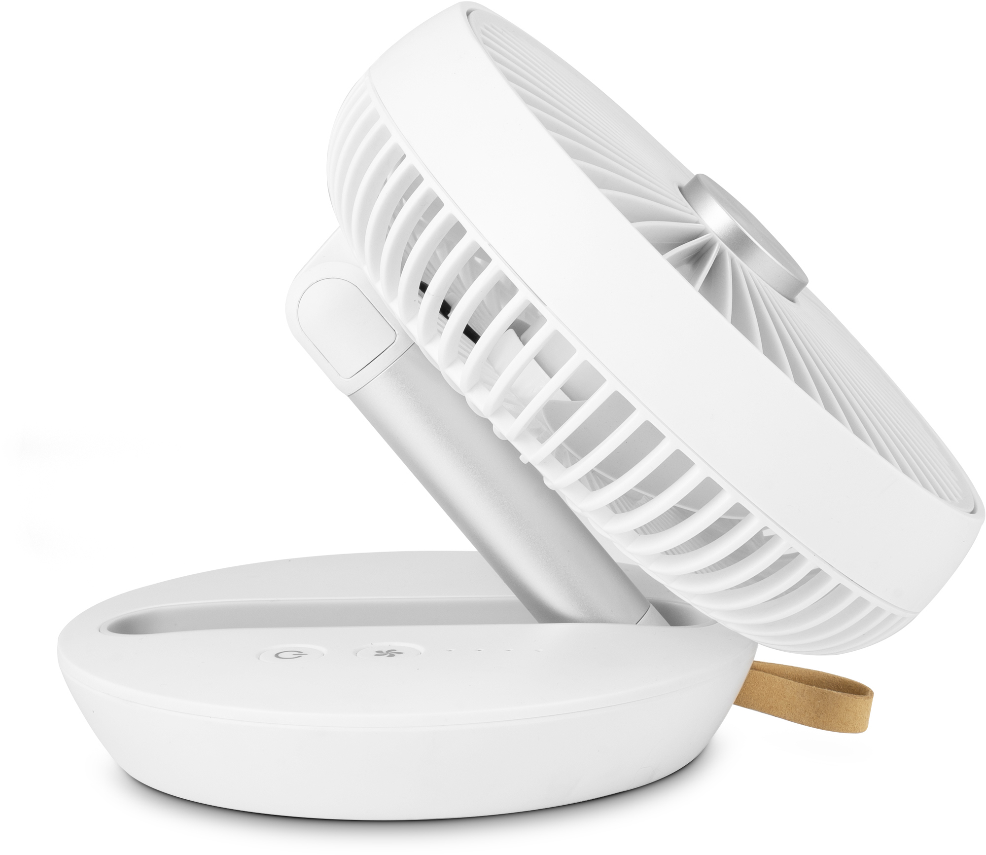 Egy fehér hordozható ventilátor enyhén megdöntve, állvánnyal. A ventilátor fehér felületen, bézs szíjjal.
