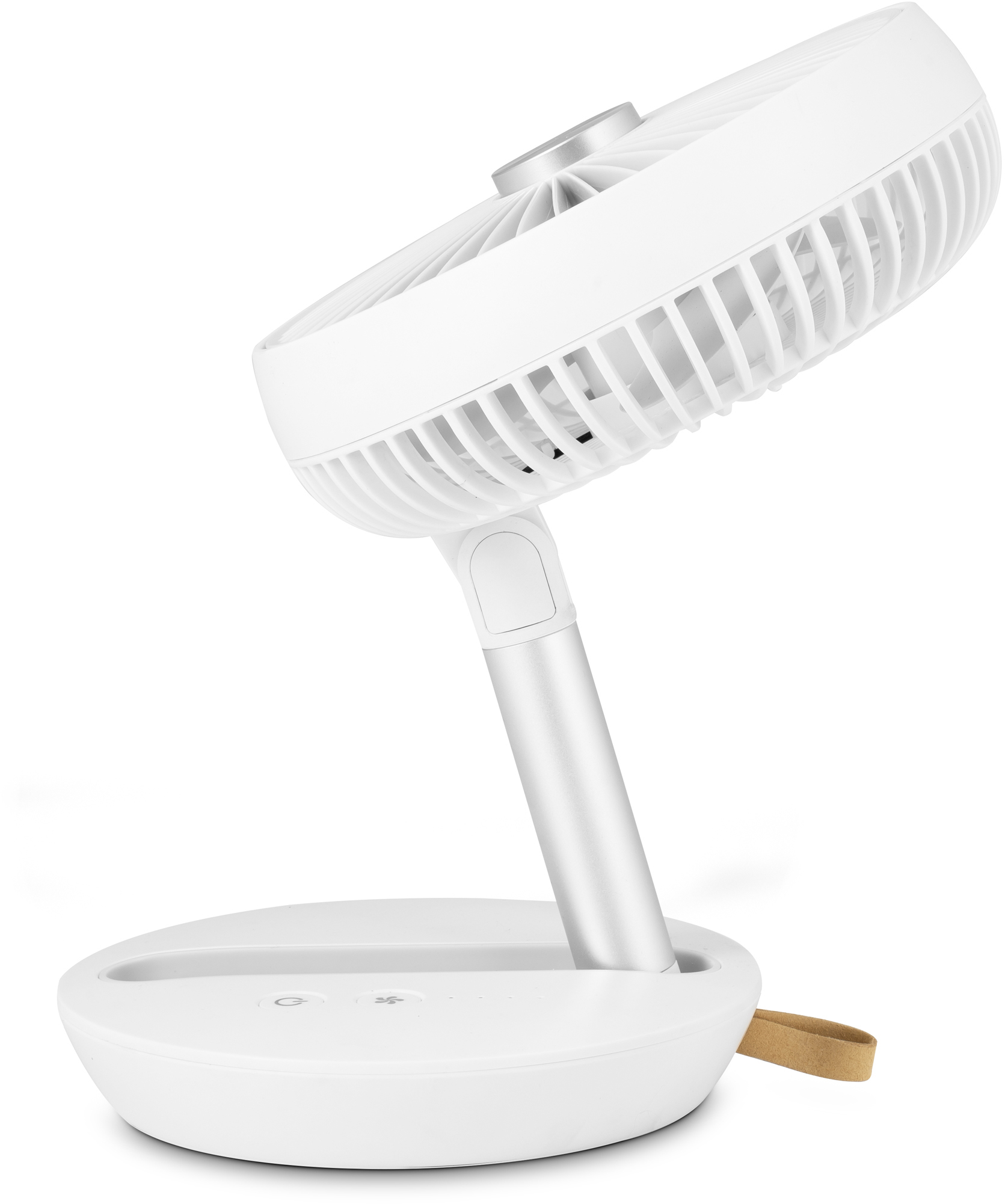 Fehér ventilátor ezüst állvánnyal. A ventilátor szöge állítható. Egy fehér alapon van, barna fogantyúval.