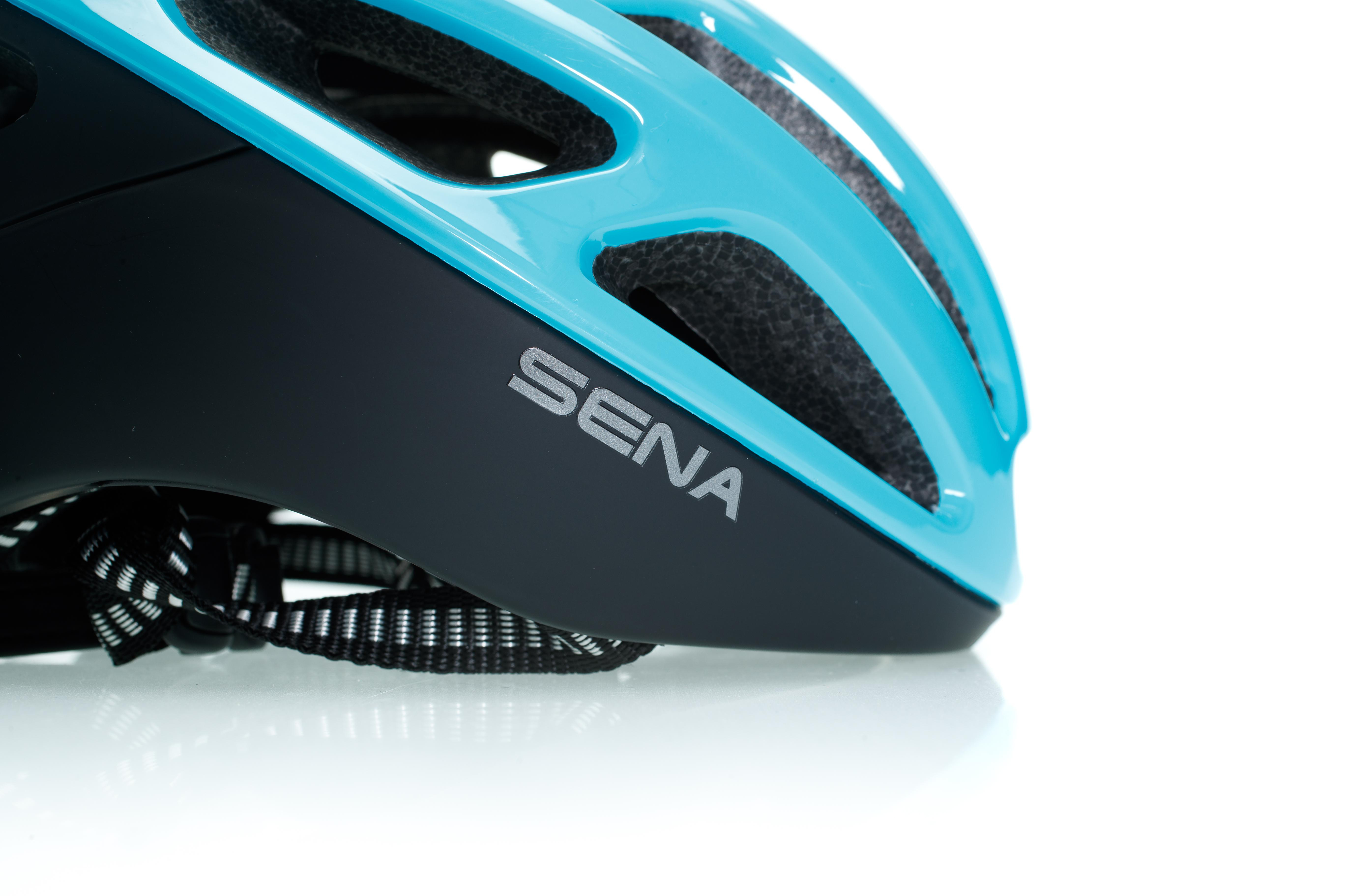 Nahaufnahme eines türkis-schwarzen Fahrradhelms mit dem Markennamen SENA.
