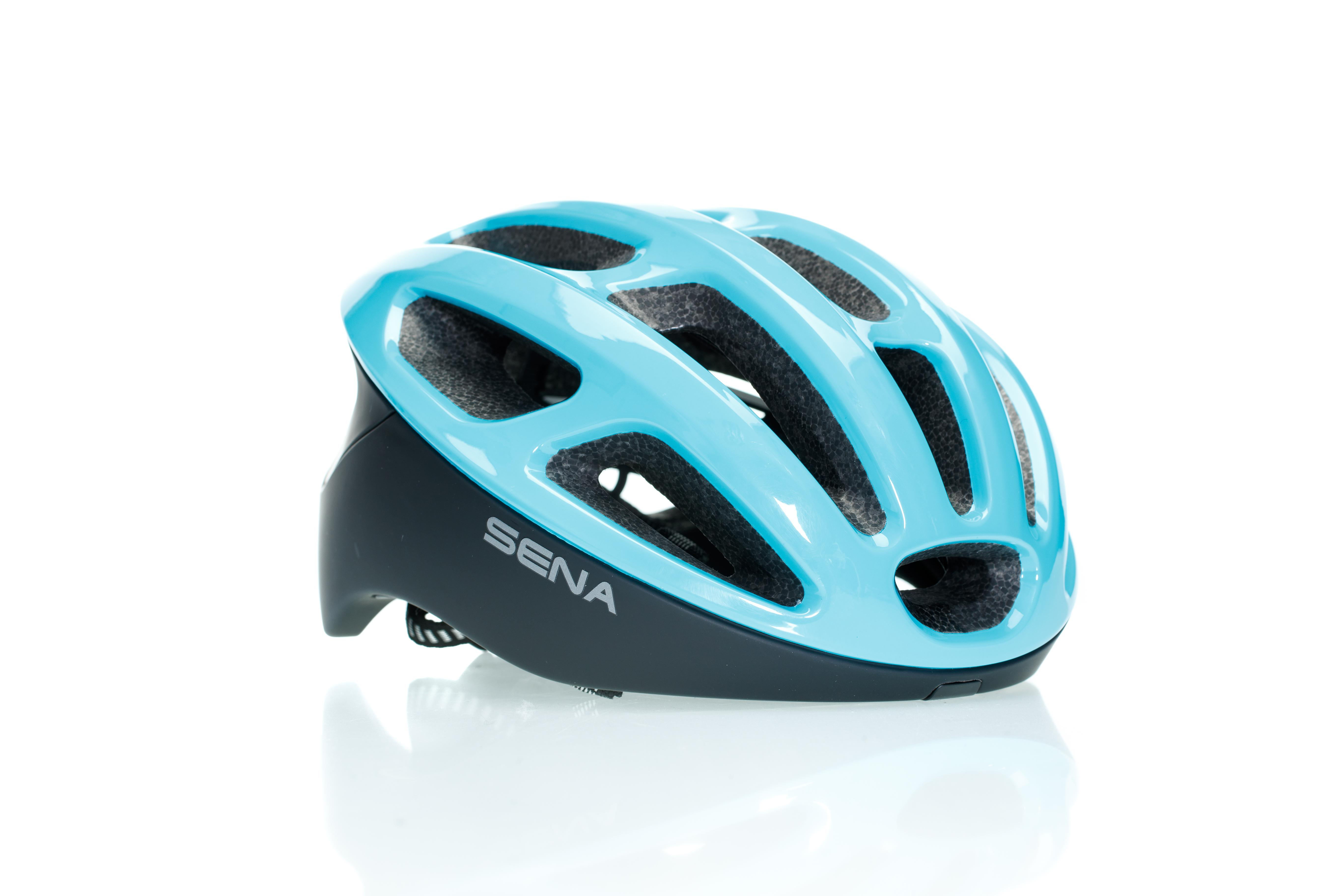 Blau-schwarzer Fahrradhelm auf Weiß.