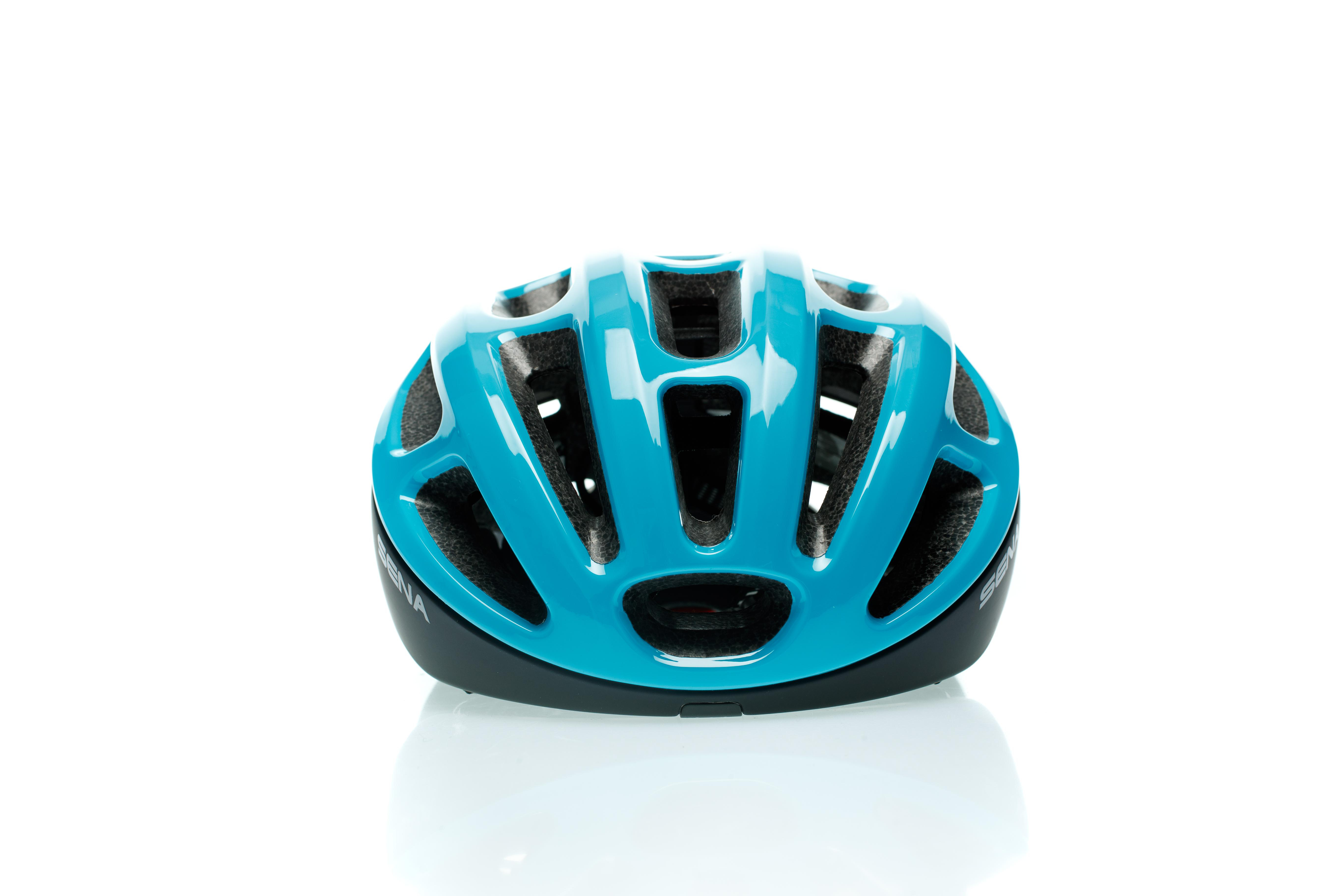 Ein blauer Fahrradhelm auf weißem Hintergrund.