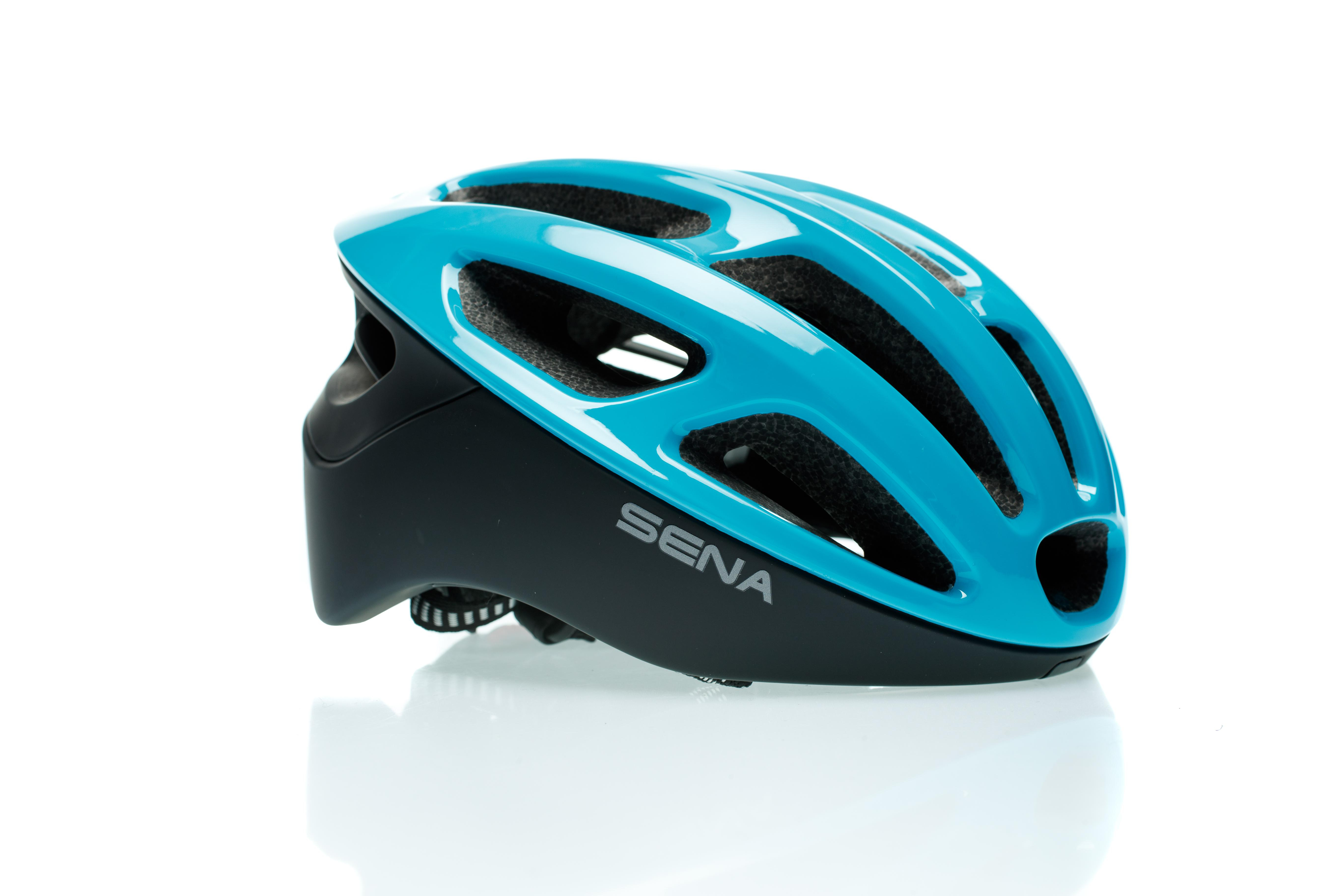 Ein blau-schwarzer Sena Fahrradhelm auf weißem Hintergrund, mit dem Markennamen sichtbar.
