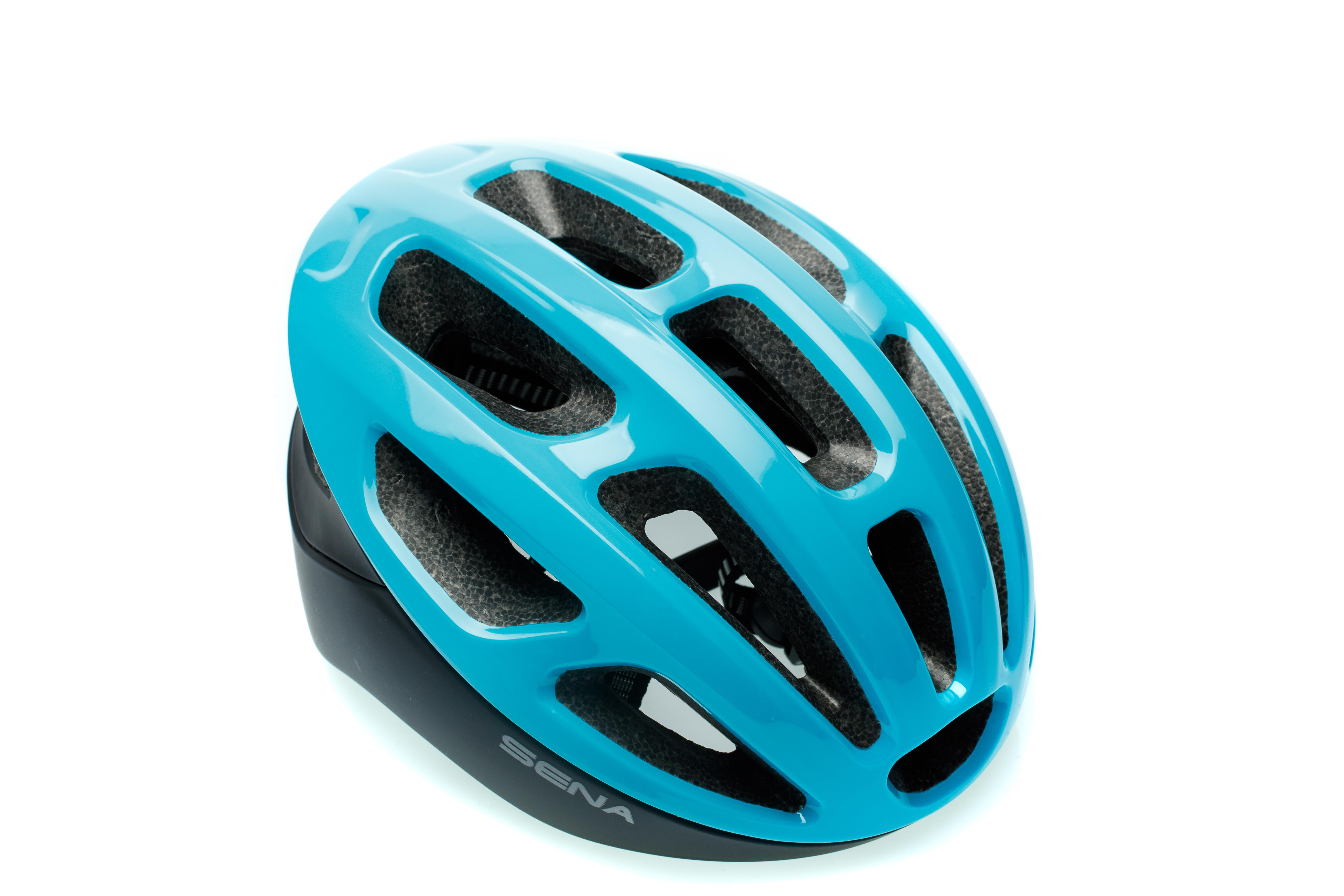 Blauer Fahrradhelm mit schwarzer Polsterung. Draufsicht auf weißem Hintergrund. Marke Sena an der Seite.