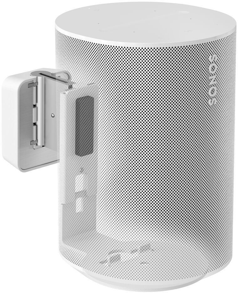 Ein weißer Sonos-Lautsprecher mit einem Ausschnitt, der interne Komponenten zeigt. An einer weißen Wandhalterung montiert.