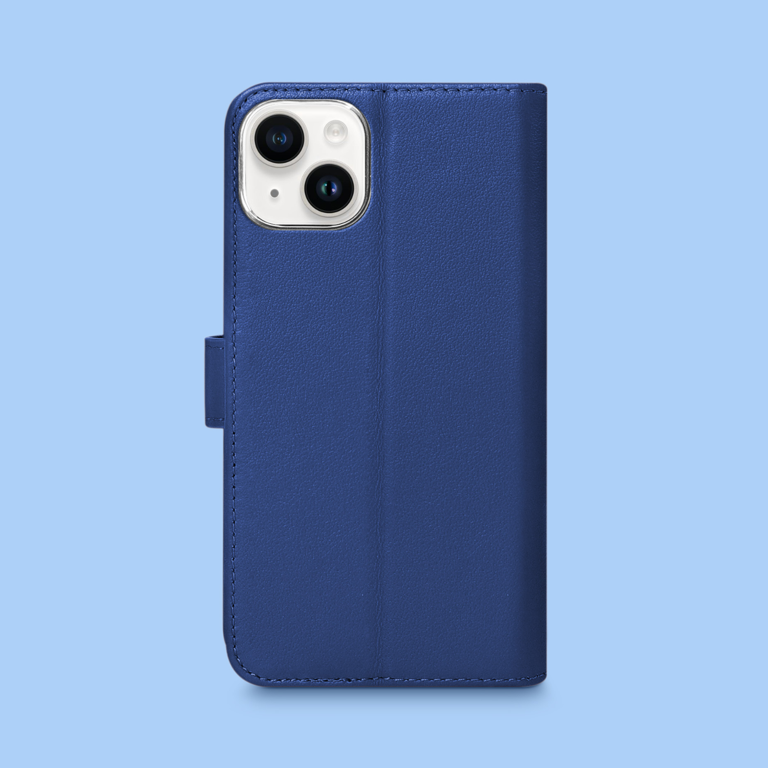 Blauwe telefoonhoes met camera-uitsparing, op een lichtblauwe achtergrond.